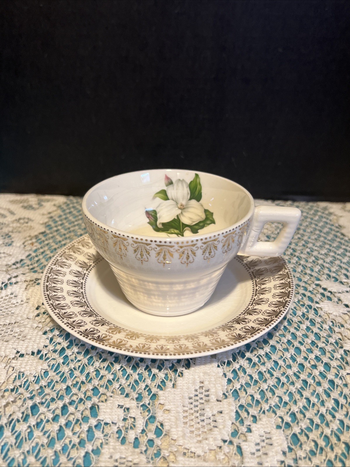 L’Exquisite-American Limoges-Trillium-I-T-S530-22K Gold-Tea Cup And Saucer
