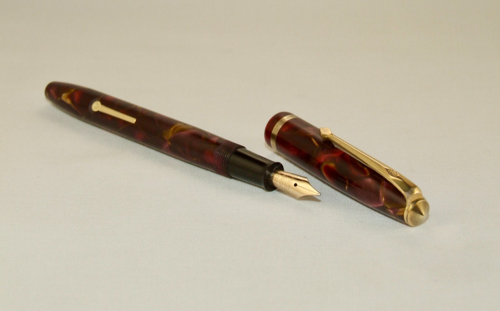 VINTAGE CONWAY STEWART No 12 FOUNTAIN PEN - VEINED PEARL MARBLE - NR MINT- C1955