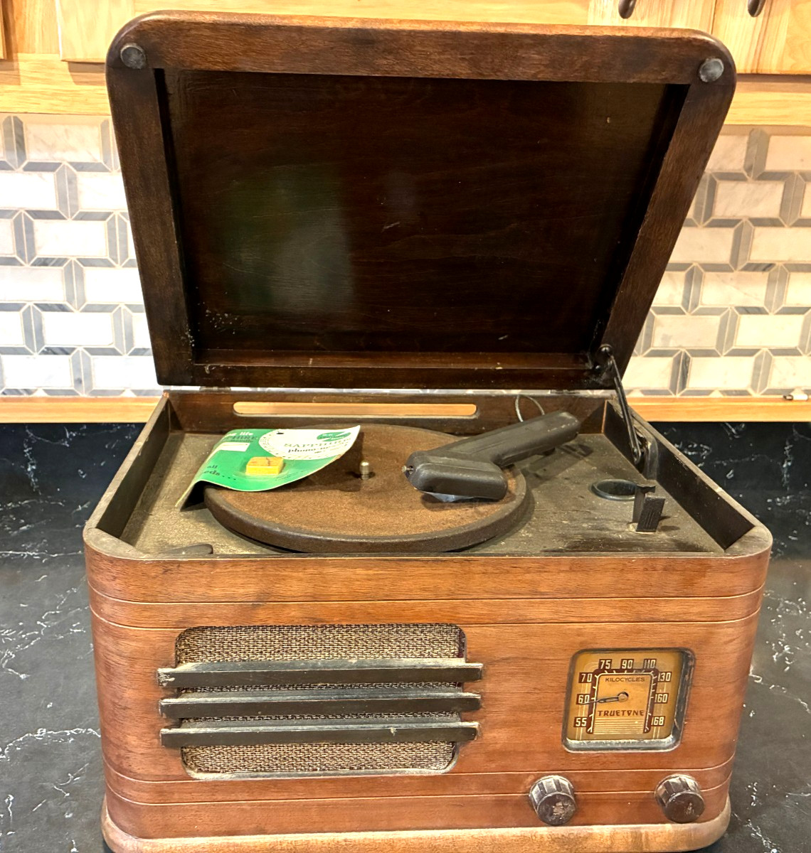 Vintage  Truetone  5 Tube Elect. AM Radio Phonograph Wood Cabinet Rare Model