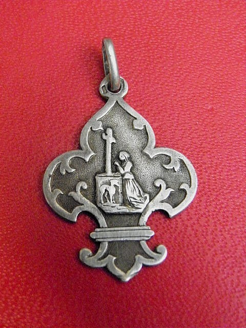 ANTIQUE RELIGIOUS MEDAL. SOUVENIR DE SAINTE GERMAINE. SILVER/SILVER.