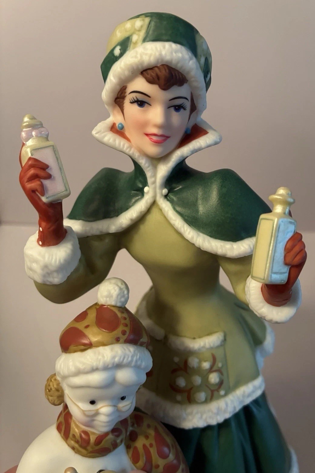 Vintage Avon Mrs Albee 2003 Presidents Club Award Porcelain Christmas Figurine