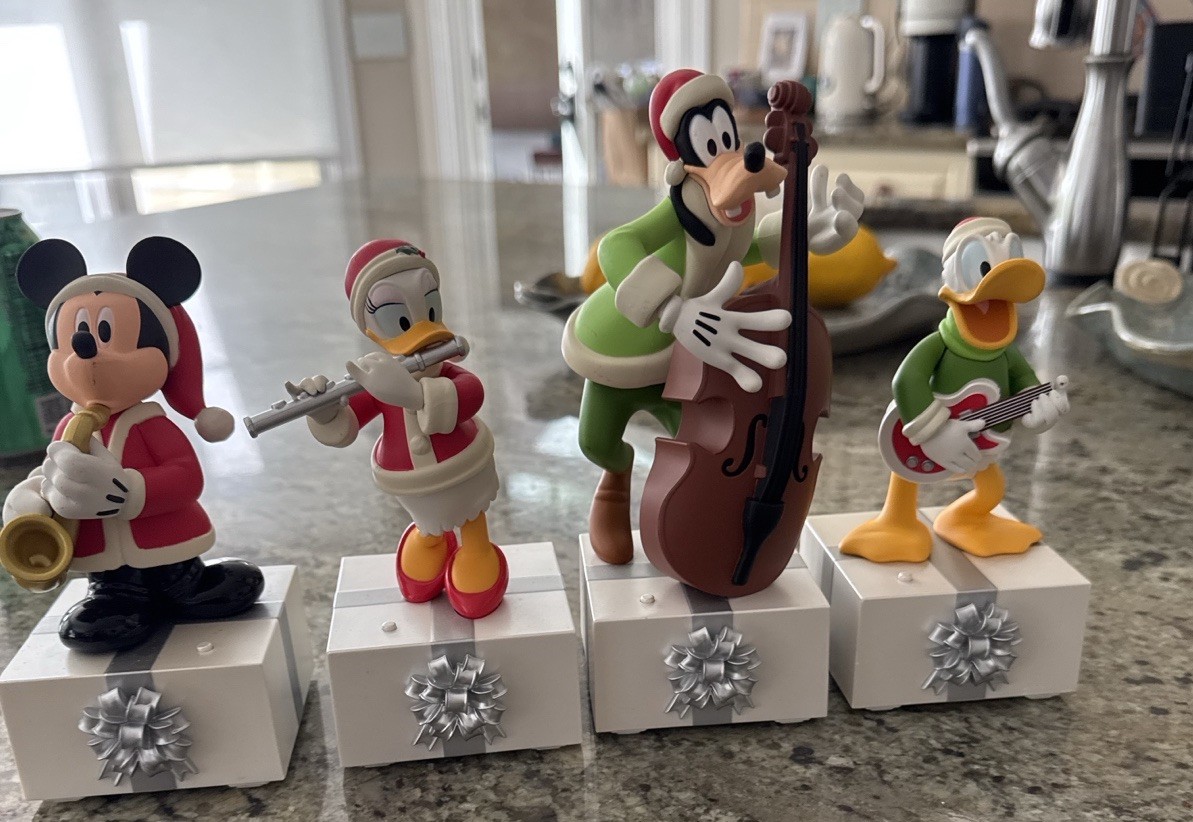 5, 2013 Hallmark Disney Band Mickey Mouse Donald Goody Xmas Musical Motion