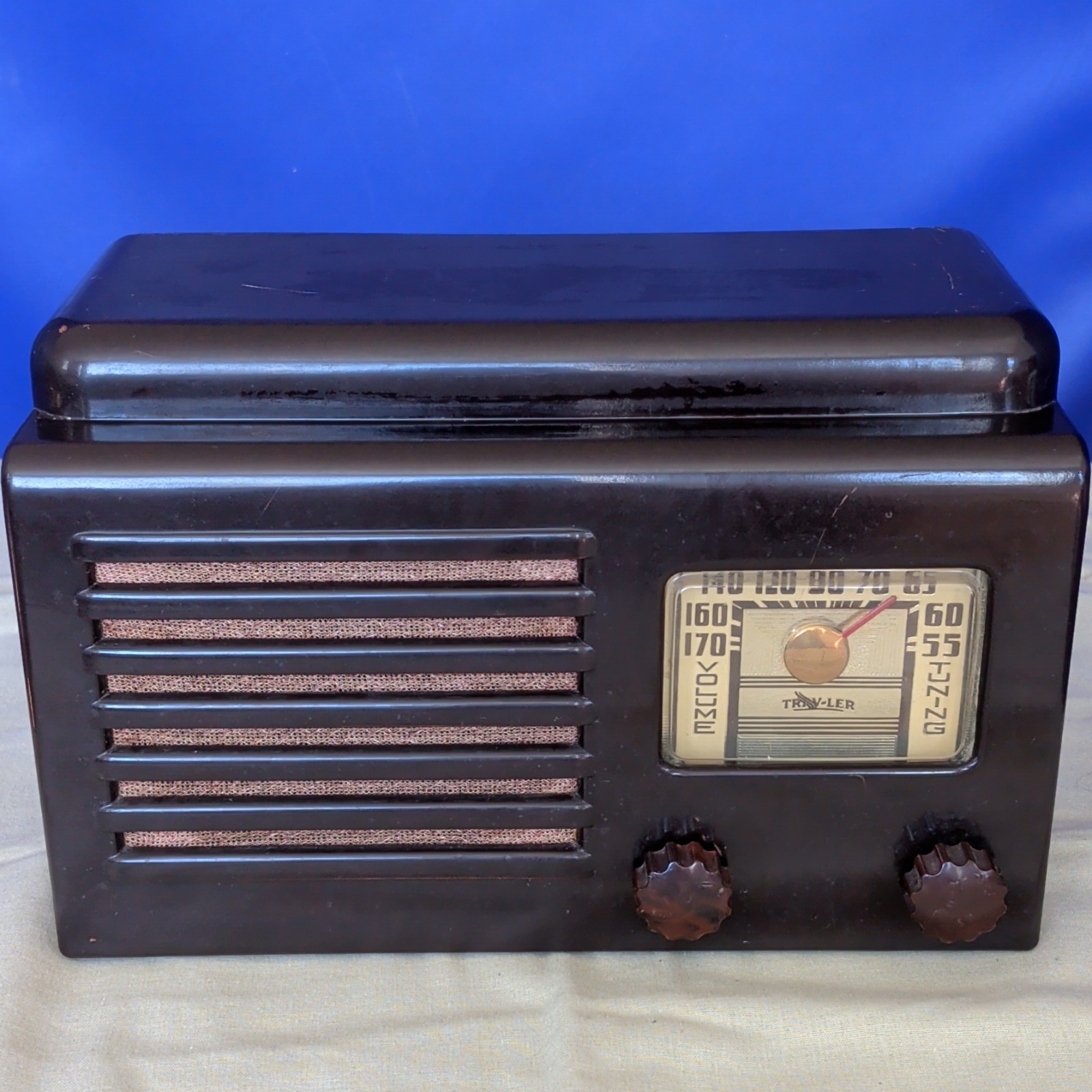 Trav-Ler Model 5000 Superheterodyne 5 Tube Radio 105-125V AC/DC 25W