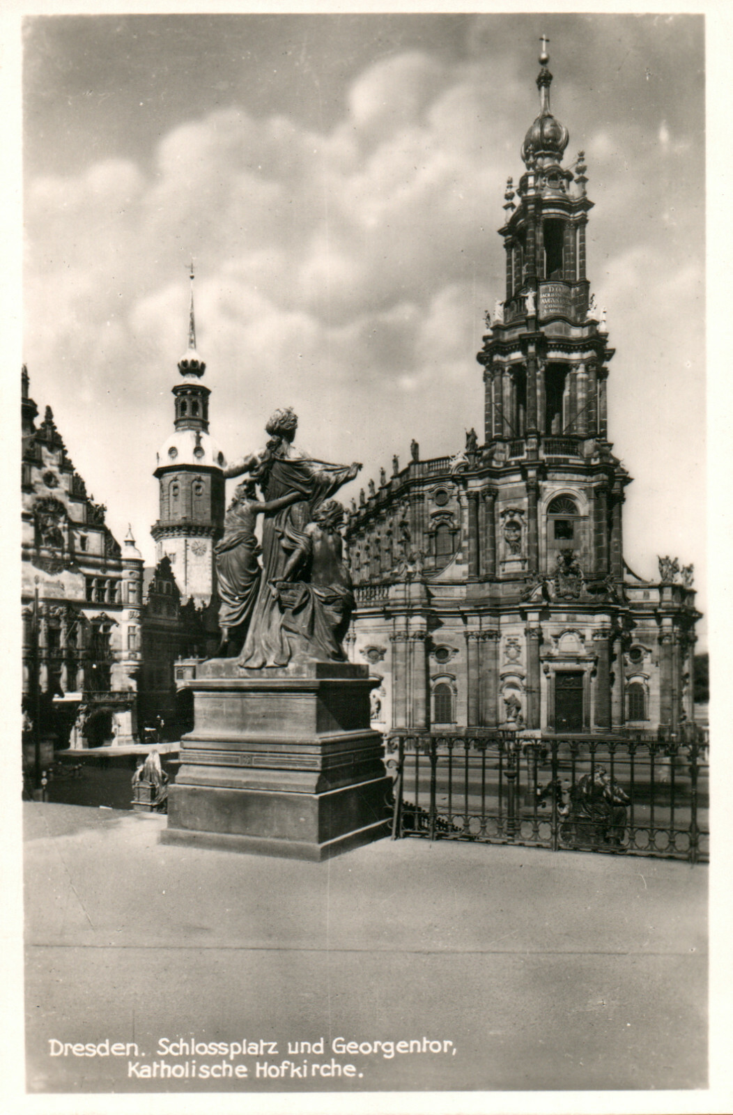 AK * Dresden-Schlossplatz and Georgentor, Catholic Hofkirche (AB) 20856