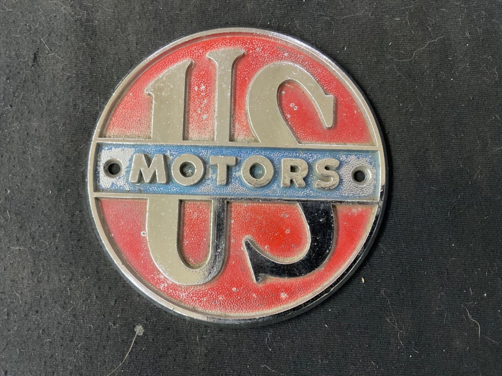 Vintage US Motors Round Metal Emblem Plaque 121627