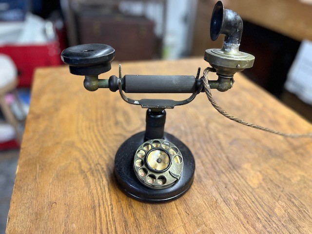Kellogg Antique desk Grab-a-Phone with dial 1910