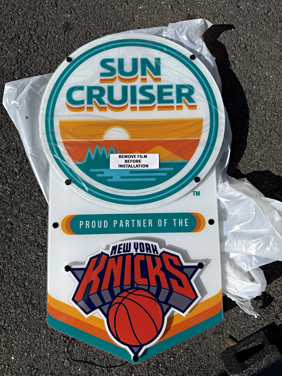Sun Cruiser New York Knicks Lighted Beer Sign.   Man cave