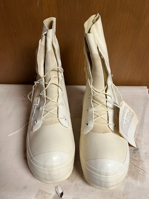 U.S. G.I. Extreme Cold Temp Boots, White, Unused, Size 9 Regular. Bata Brand. U.S. G.I. Extreme Cold Temp Boots, White, Unused, Size 9 Regular. Bata Brand.