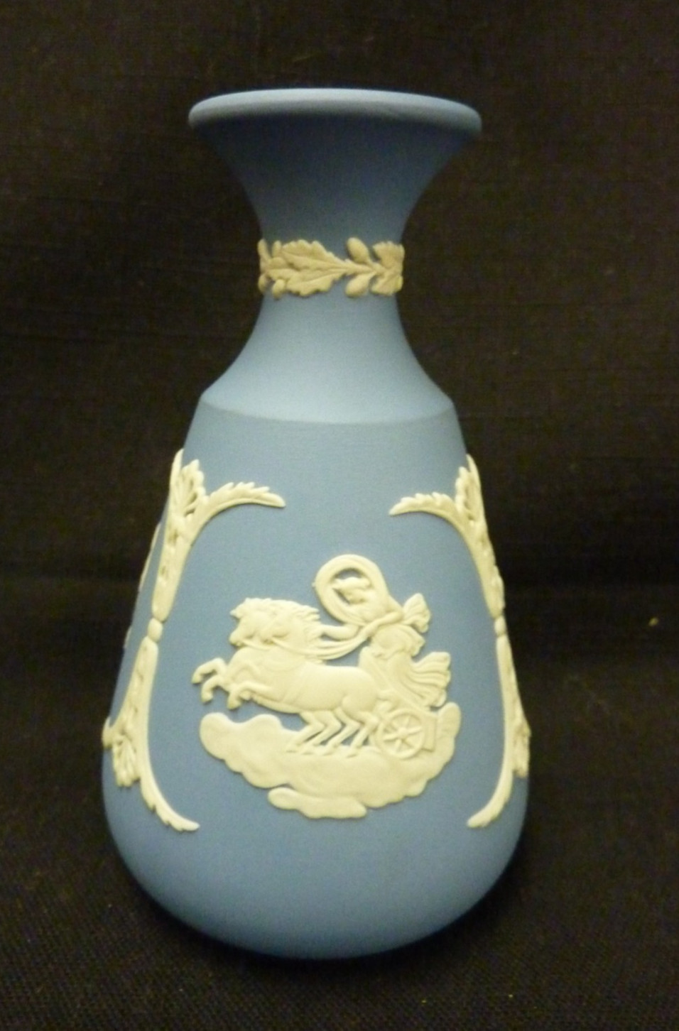 VTG WEDGWOOD JASPERWARE BLUE BUD VASE WHITE CAMEO CLASSICAL SCENES ENGLAND 5\