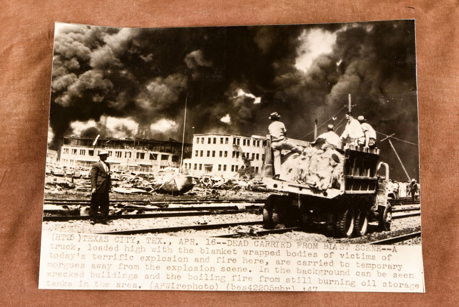 1947 Texas City Disaster Dead Carried From Blast Scene AP Wire Photo V35