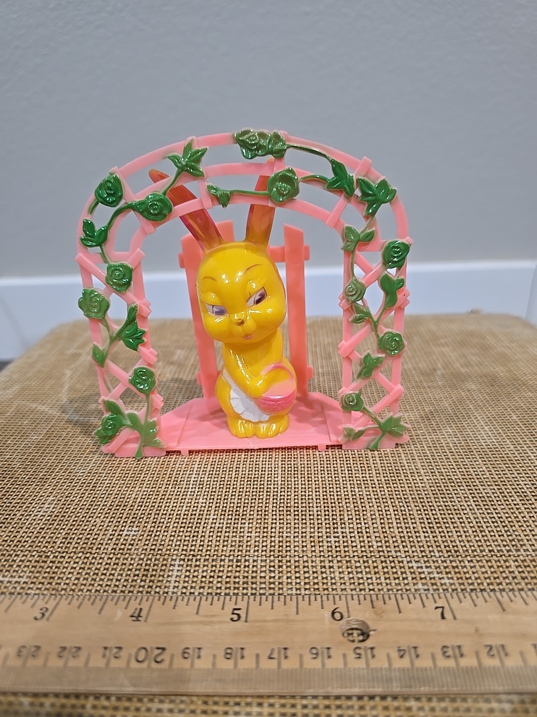 READ Vintage Easter 1950s Candy Container Bunny in Arch w Green Floral Trellis. 
