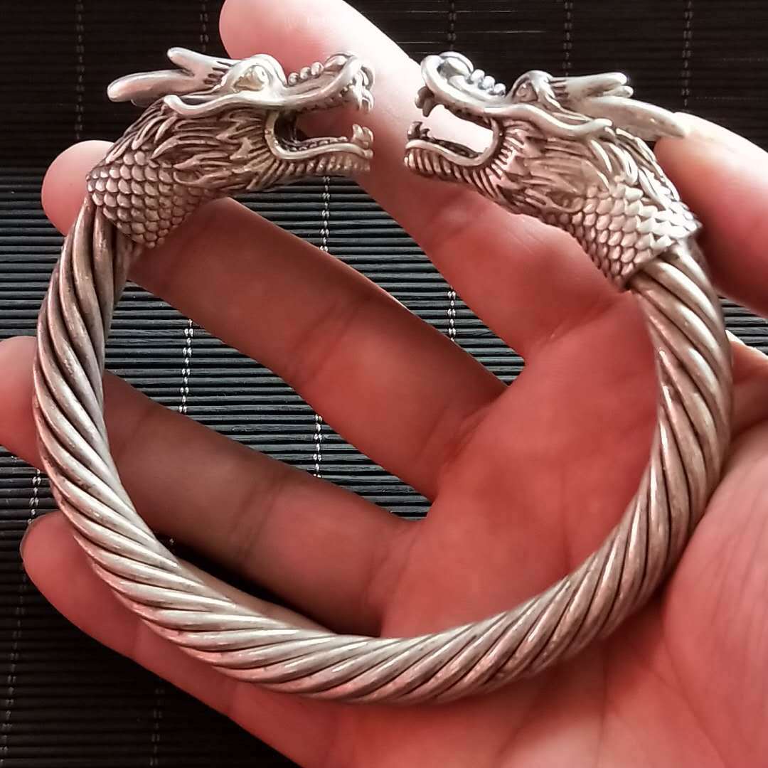 Exquisite Chinese Rare Collectible Silver Tibet Handwork Dragon Amulet Bracelet Exquisite Chinese Rare Collectible Silver Tibet Handwork Dragon Amulet Bracelet