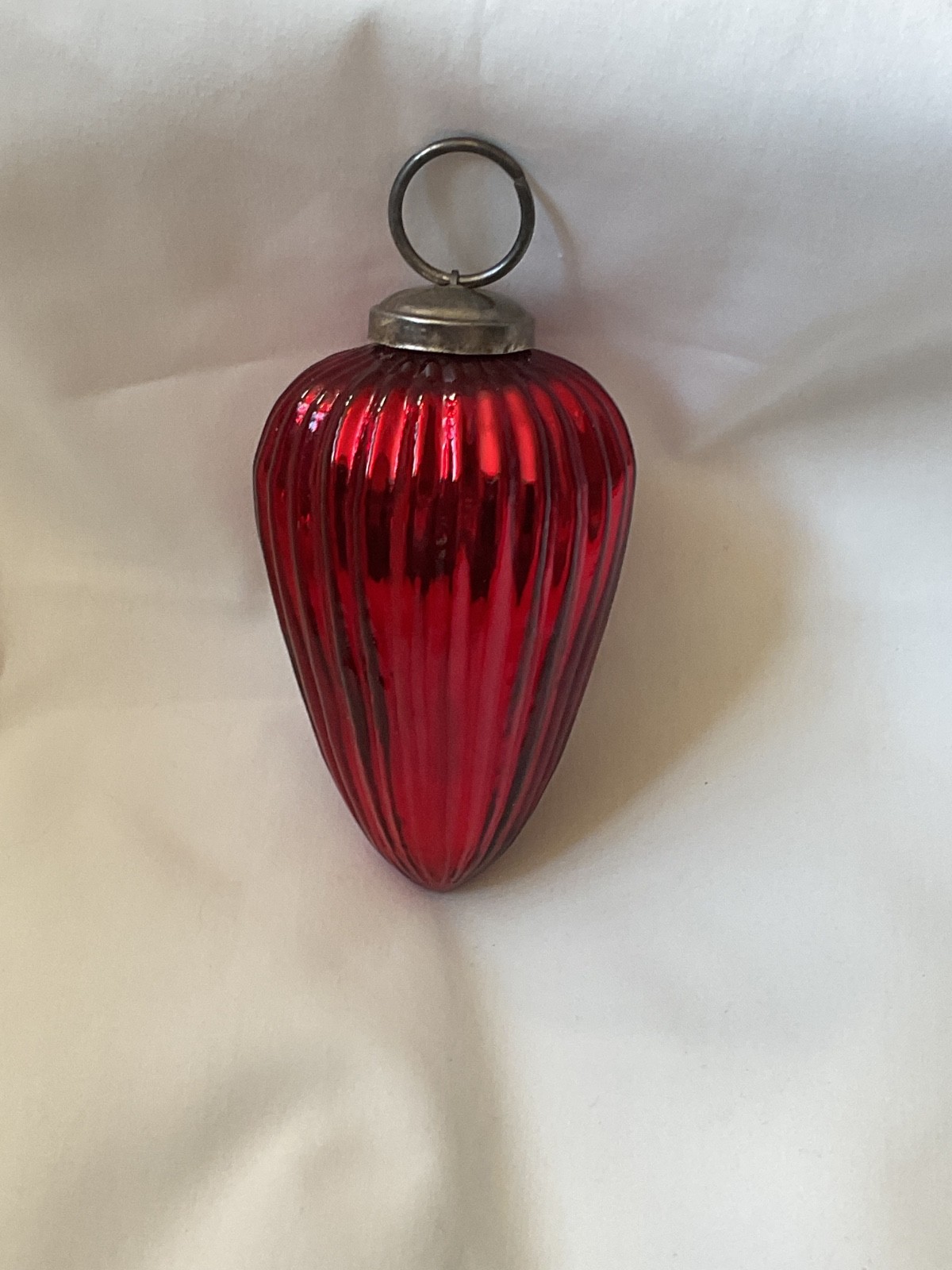 VINTAGE KUGEL STYLE RED TEARDROP RIBBED GLASS CHRISTMAS ORNAMENT METAL CAP VINTAGE KUGEL STYLE RED TEARDROP RIBBED GLASS CHRISTMAS ORNAMENT METAL CAP