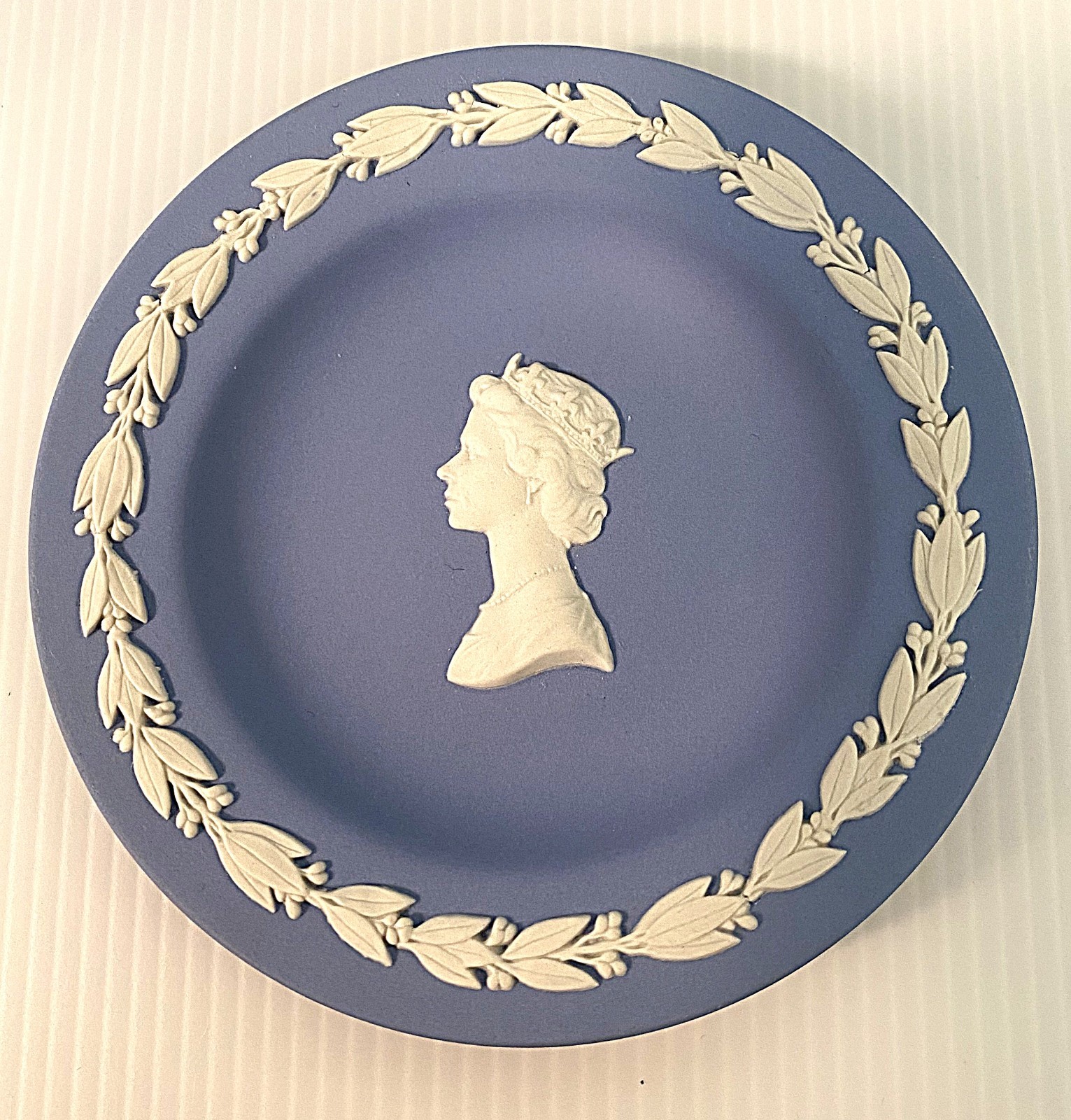 Wedgwood Blue Jasperware Queen Elizabeth II Cameo 1977 Silver Jubilee Sm Round