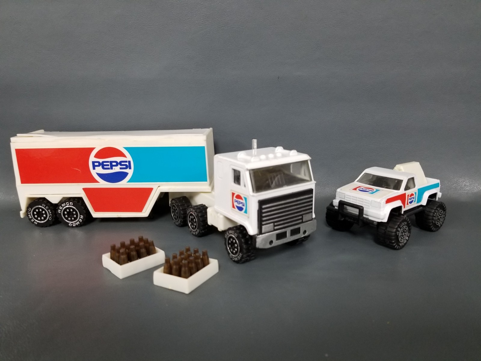 VTG 1987 Remco Plastic + Diecast Pepsi Delivery Truck Semi Cab / Trailer Bottles