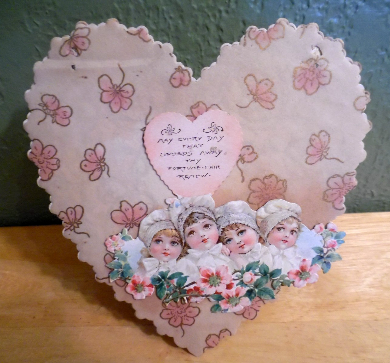 ANTIQUE 1900 FOUR VICTORIAN CHILDREN WITH BONNETS STAND-UP VALENTINE