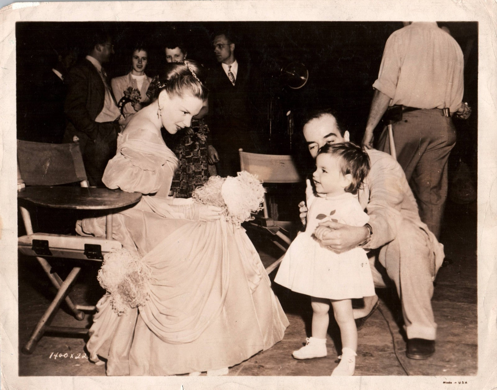HOLLYWOOD JUDY GARLAND + DIRECTOR MINELLI IN SET PORTRAIT 1940s ORIG PHOTO MA77