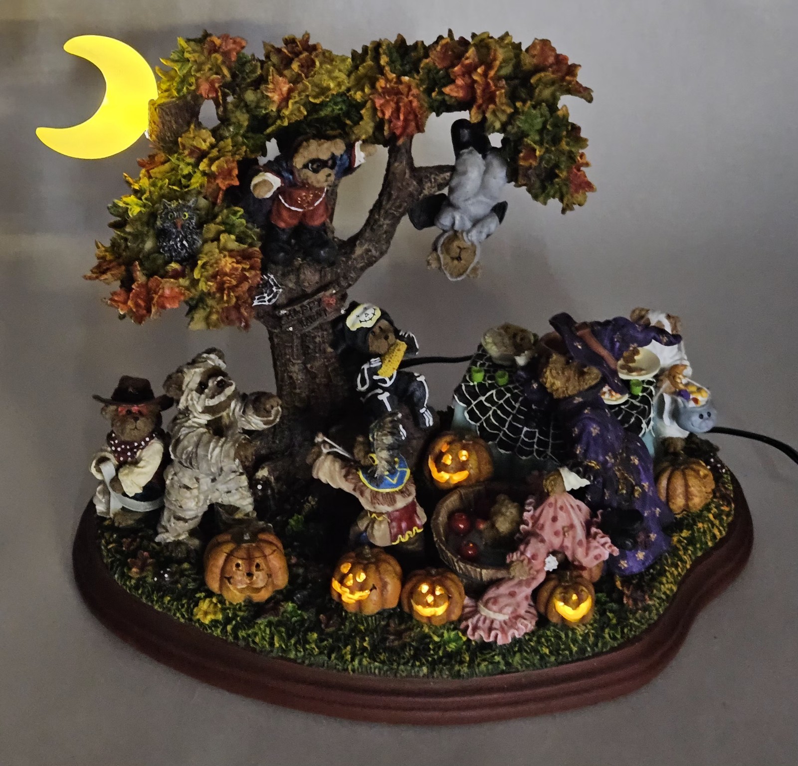 Danbury Mint Boyds Bear Halloween Party Light Up Display Collectible Danbury Mint Boyds Bear Halloween Party Light Up Display Collectible