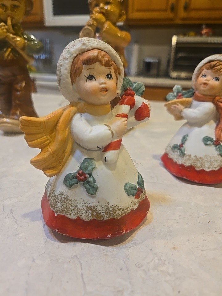 Vintage Ardco Christmas Girls  Holding  Gift Figurines (3)