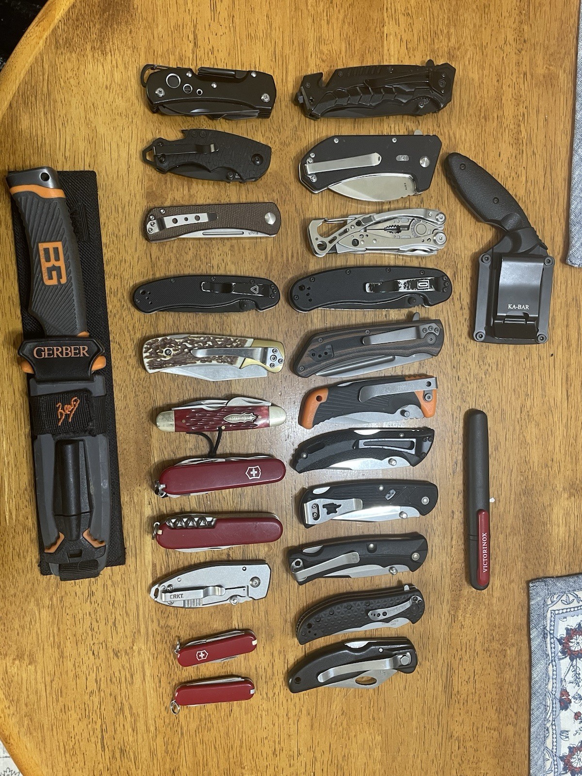 Large lot of 26 pocket knives