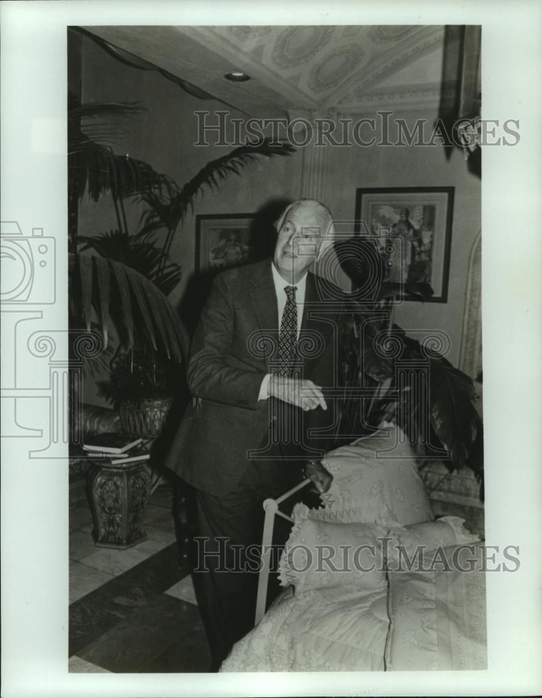 1987 Press Photo Hubert de Givenchy, Fashion Designer - noa90450
