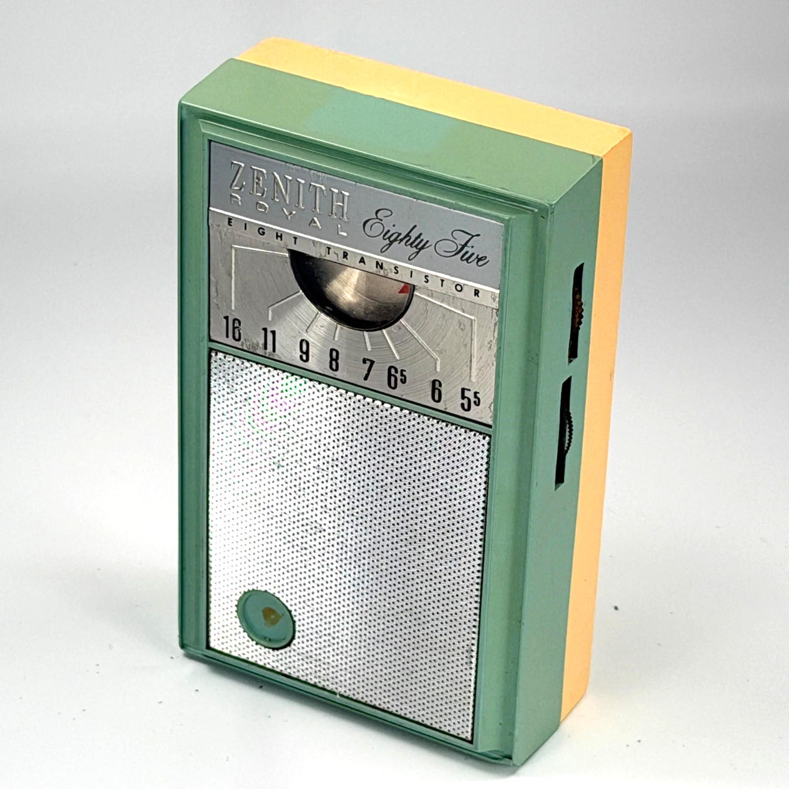 Zenith Royal 85 Transistor Radio - Model 8NT51Z8 - WORKS - NEEDS TUNER ADJUSTED Zenith Royal 85 Transistor Radio - Model 8NT51Z8 - WORKS - NEEDS TUNER ADJUSTED