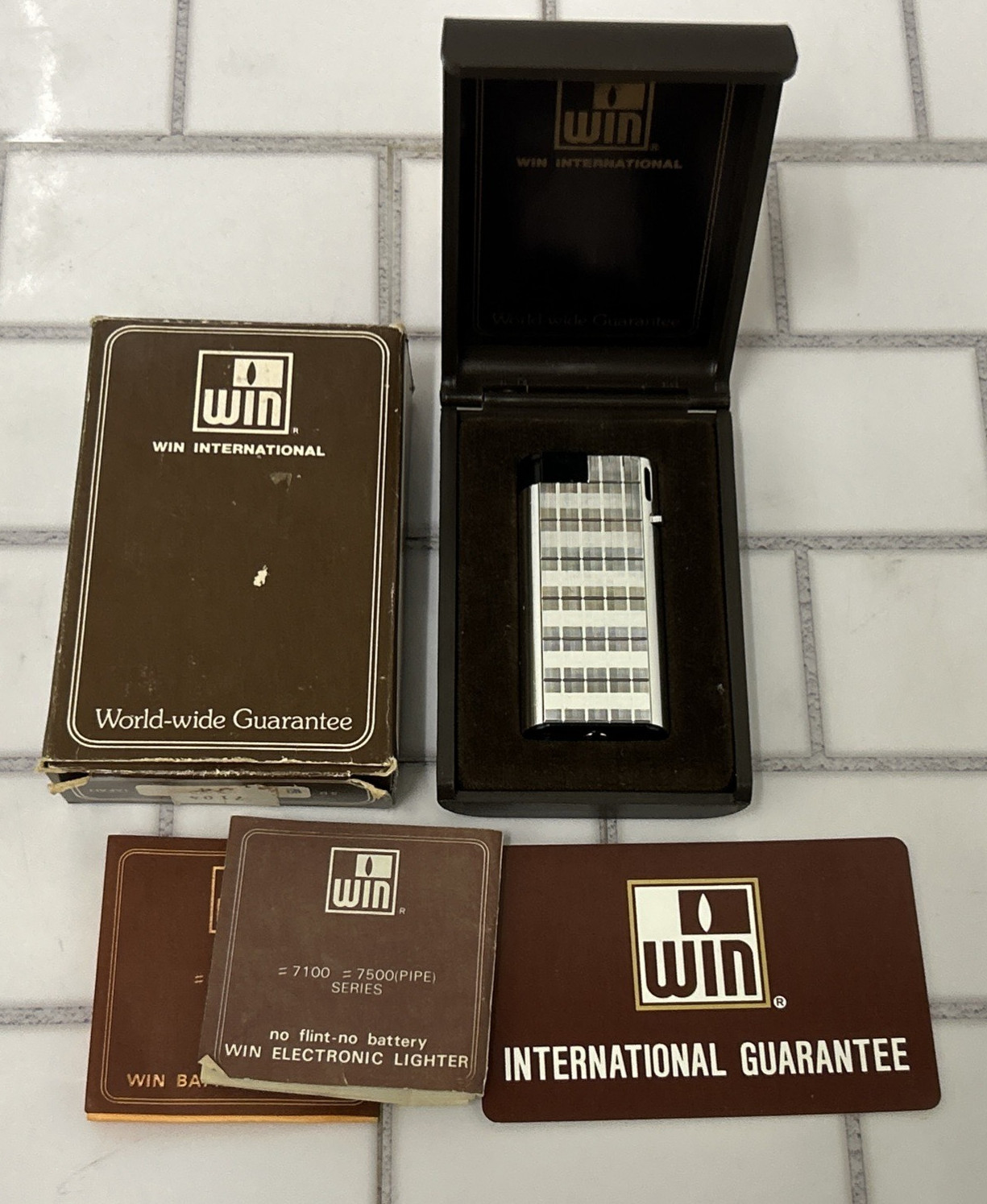 VINTAGE WIN INTERNATIONAL LIGHTER #7100 *ORIGINAL CASE & BOX *SEE DESCRIPTION
