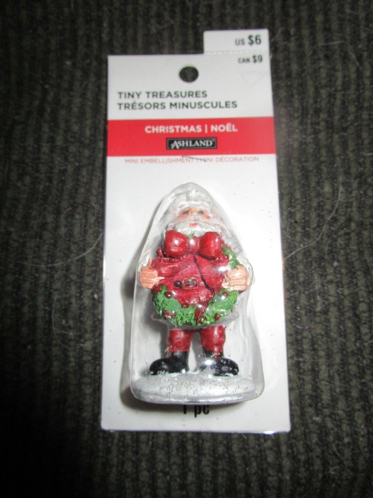 Ashland Christmas Tiny Treasures, Santa Holding A Wreath   2018  NEW