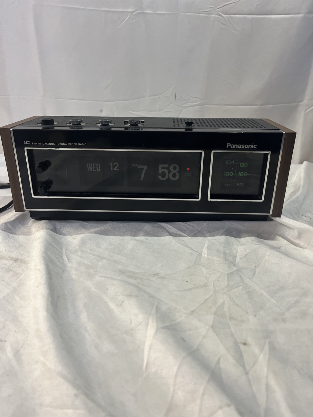 Vintage 1969 Premium IC Panasonic RC-6493 Flip Clock Calendar AMFM Alarm Radio