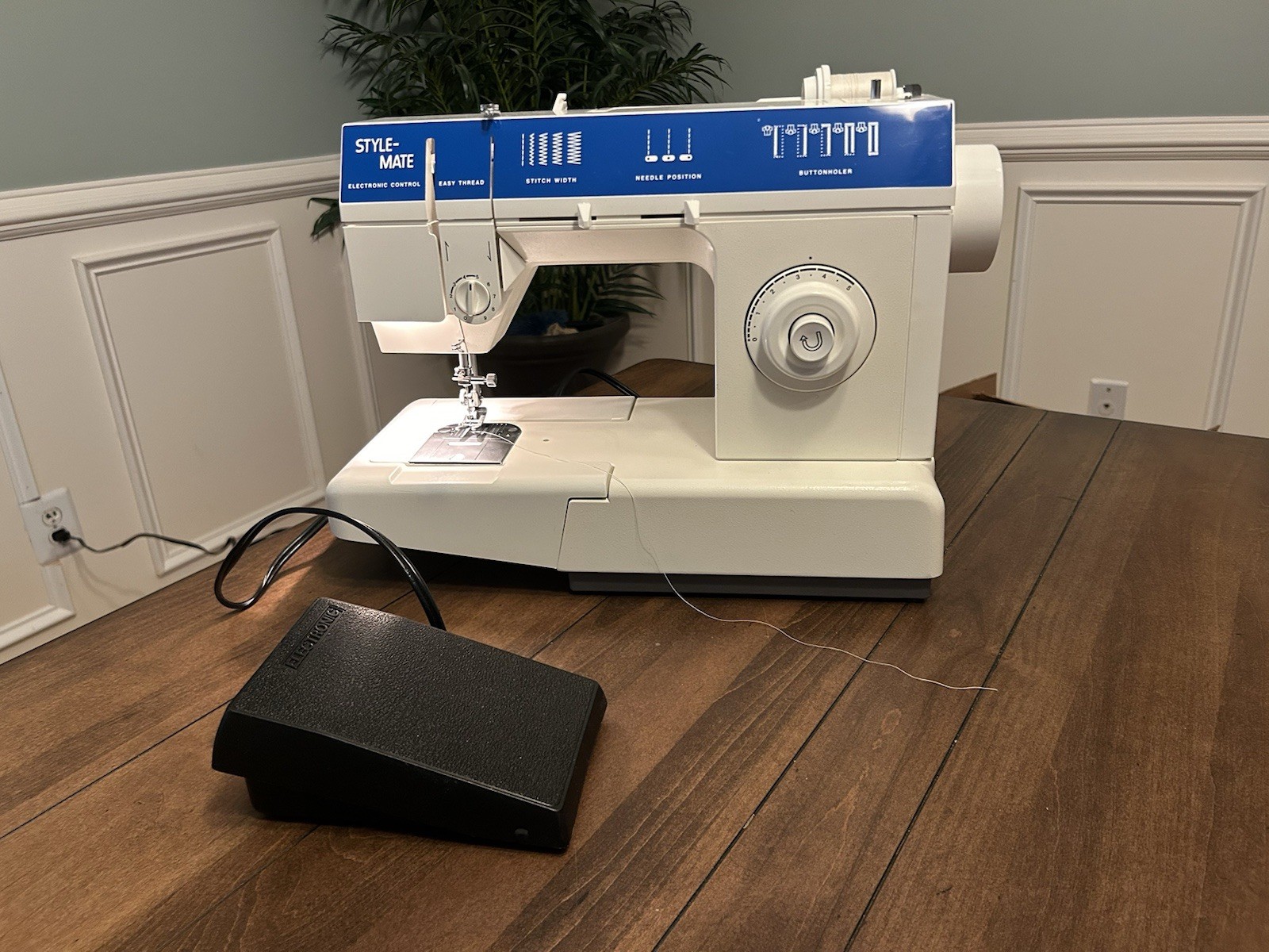 Singer Model # SM-14 Style-Mate Sewing Machine Tested Working