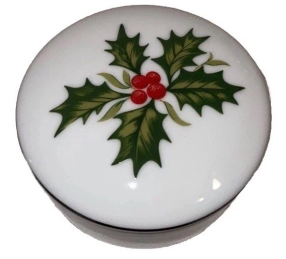 Holly Berry cute Porcelain Round Ring/Coin/Trinket Christmas Box Gilt Trim lid 