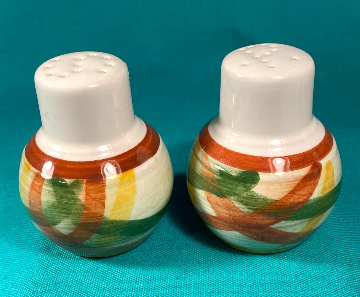 Vintage VERNON WARE HOMESPUN SALT AND PEPPER SHAKER SET Vintage VERNON WARE HOMESPUN SALT AND PEPPER SHAKER SET