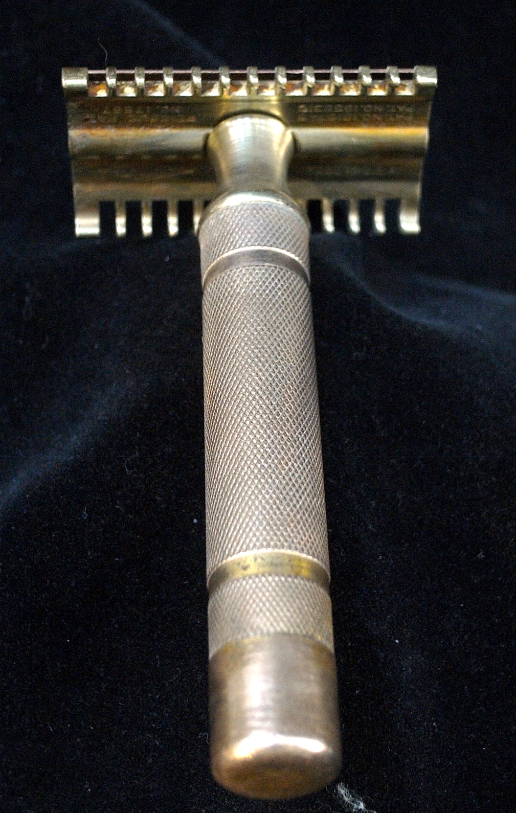 VINTAGE 1930\'s GILLETTE GOLD TONE- LONG COMB- DOUBLE EDGE SAFETY RAZOR EXCELLENT