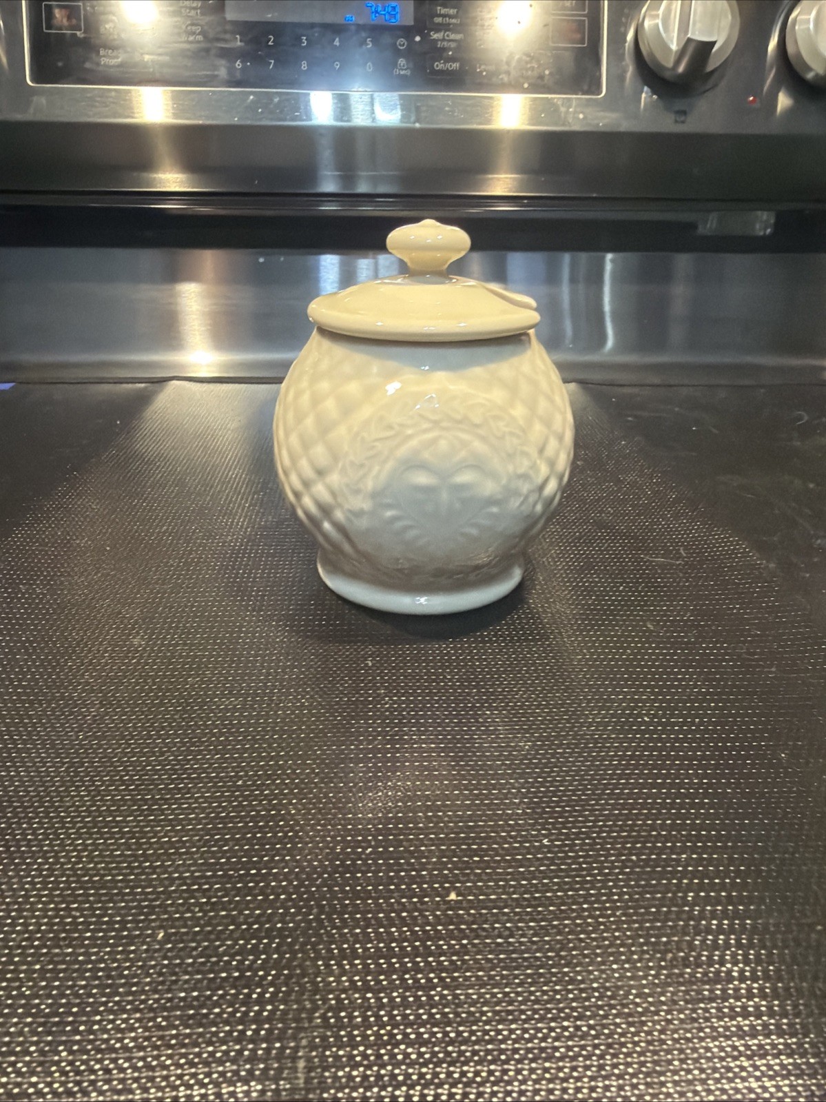Longaberger Pottery Collectors Club 2004 Sugar Bowtl & Lid.  BEAUTIFUL