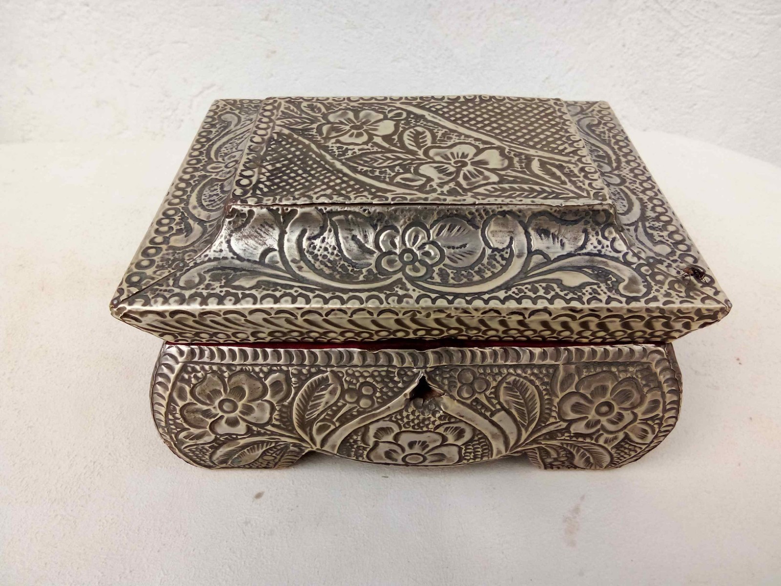 Antique Silver Tone Ornate Floral Design W/ Patina Lidded Trinket Jewelry Box 3