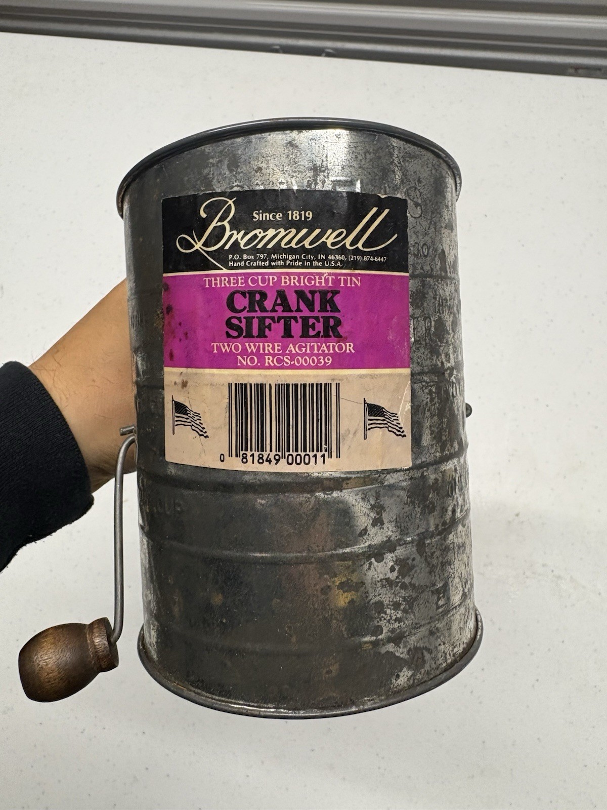 Vintage Bromwell’s 3 Cup Tin Flour Sifter Hand Crank Wood Knob RCS-00039 USA
