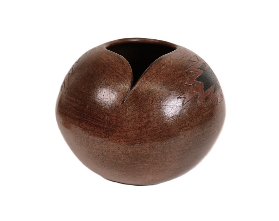 Navajo Pitch Pottery By Lorraine Williams-Yazzie Late 20th Century  4.25\