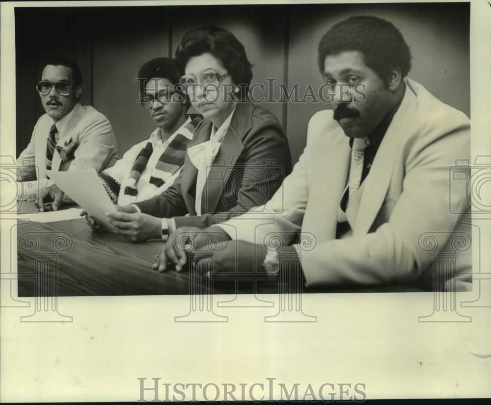 1977 Press Photo Edward Robinson, Sr. Sits with Other Officials - noc15556