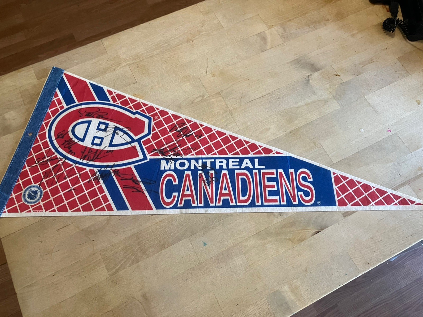 RARE VINTAGE SIGNED MONTREAL CANADIENS NHL PENNANT - Patrick Roy +++ 