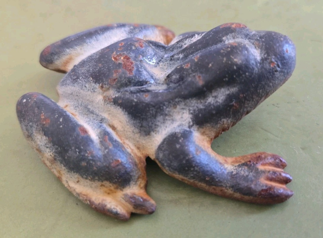 Vtg Virginia Metalcrafters Cast Iron Frog 18-20 Paperweight Figurine