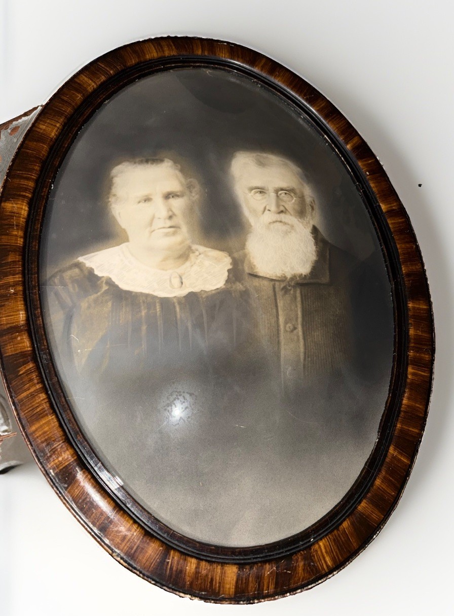 Vtg Antique Faux Wood Oval Framed Victorian Bubble Glass Portrait Man Woman