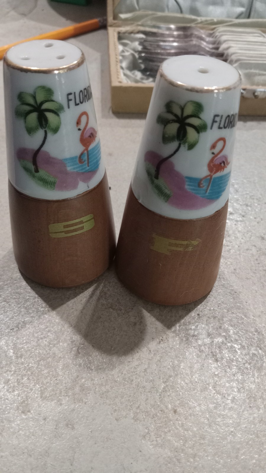 Vintage Flamingo Salt Pepper Shaker Set Florida Souvenir Japan Wood Ceramic 5\