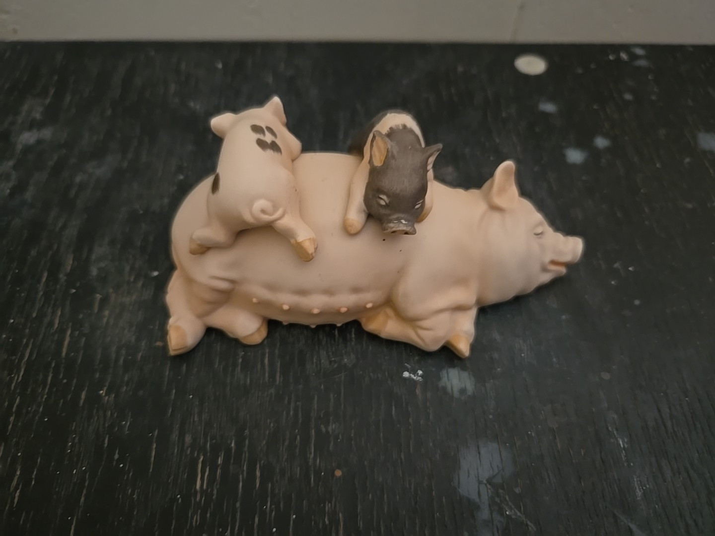 Enesco Bisque Porcelain Mama Pig~Baby Piglets Laying Figurine. 1987