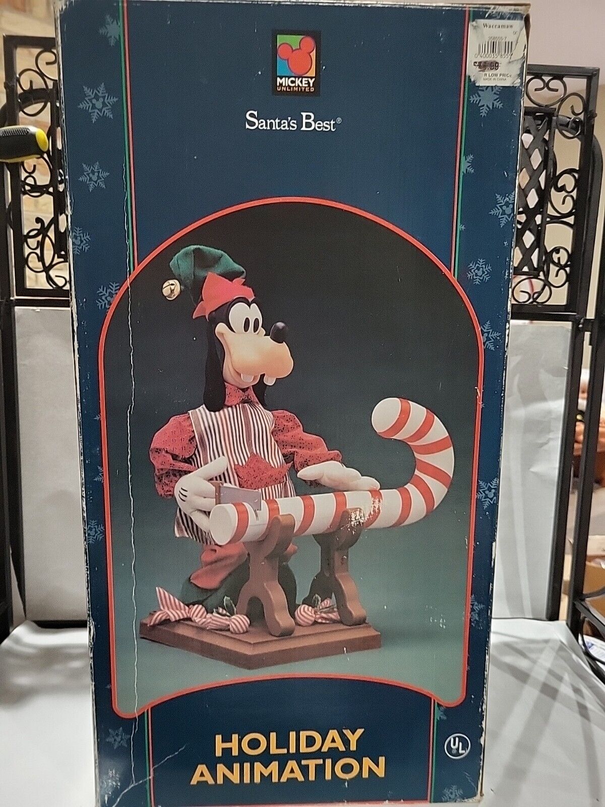 Mickey Unlimited Santa’s Best Holiday Animation Goofy With Box 