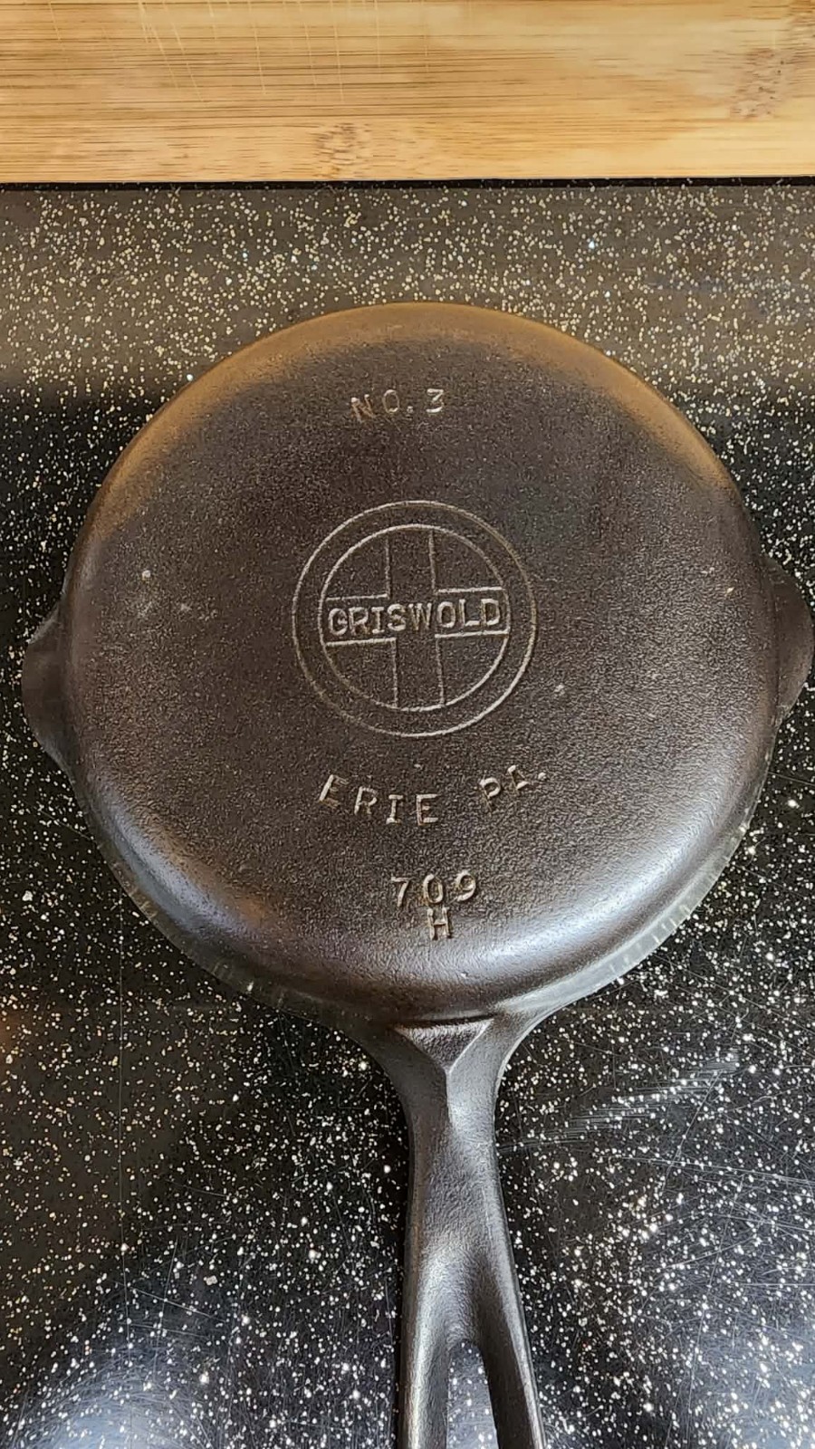 Vintage Pre-owned Griswold cast iron skillet #3 709H small/block style logo