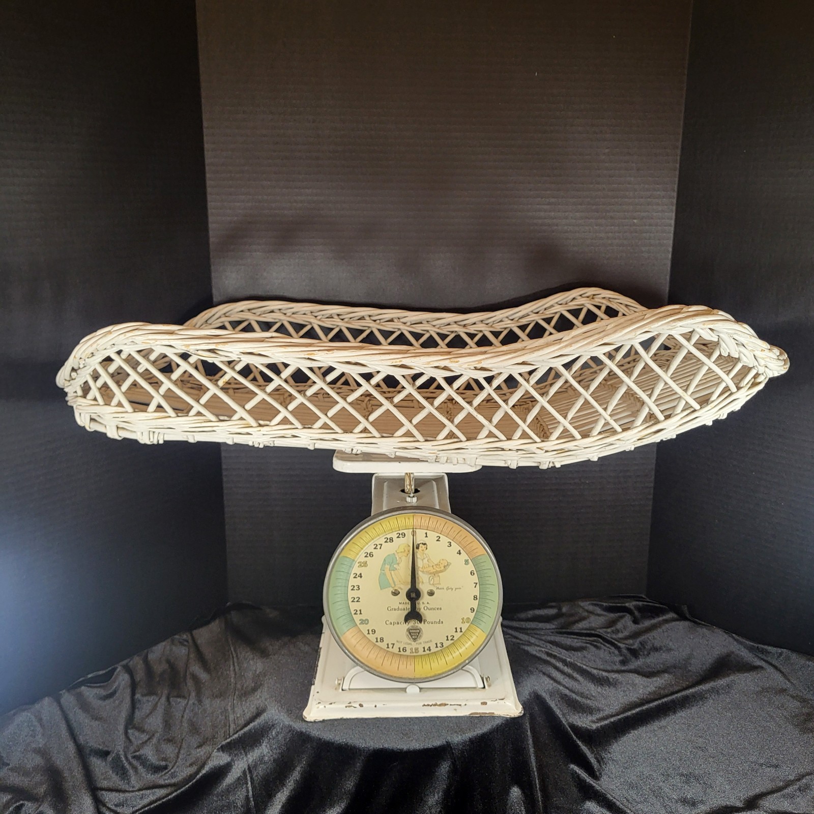Vintage 1930\'s Paragon Company  Baby Scale with Wicker Basket 30 lb Capacity 