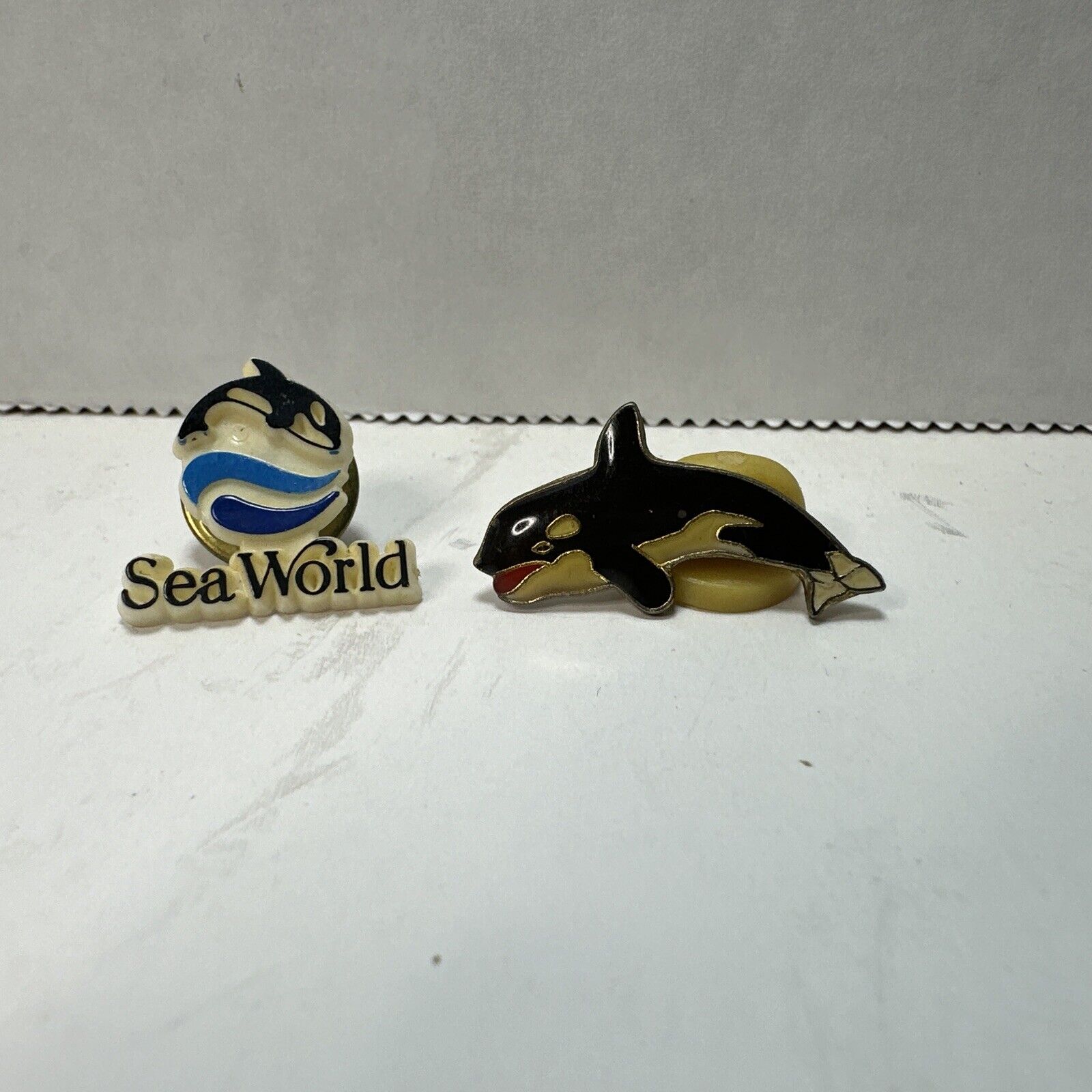 2 Vtg Small Sea World Souvenir Plastic Lapel Pin w/ Shamu Killer Whale