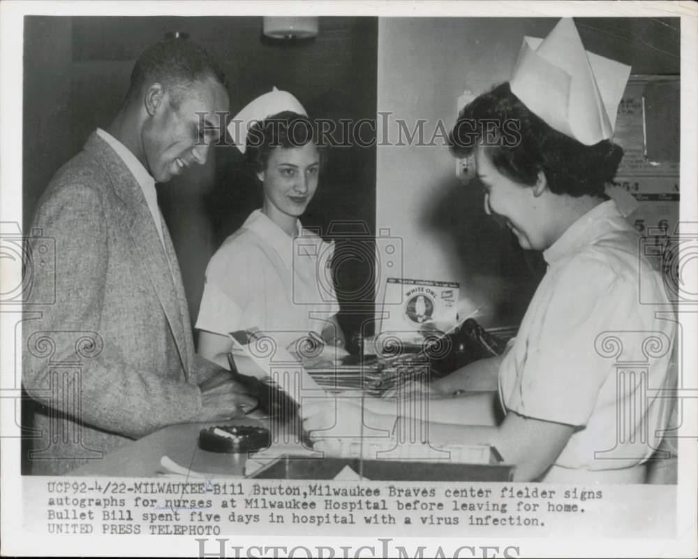 1954 Press Photo Milwaukee Braves Bill Bruton signs autographs for nurses, WI