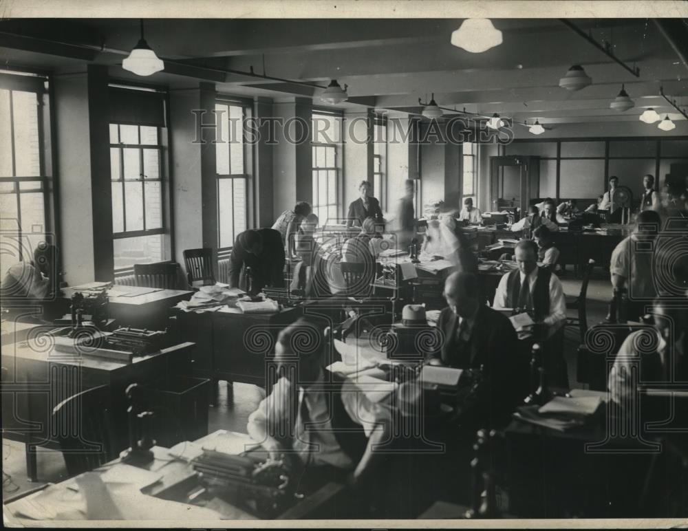 Press Photo A typical newspaper city room scene Press Photo A typical newspaper city room scene
