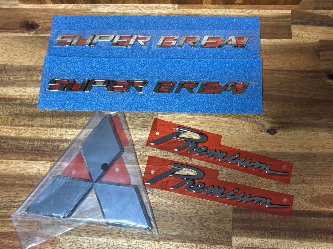 Mitsubishi Fuso Super Great Emblem Set